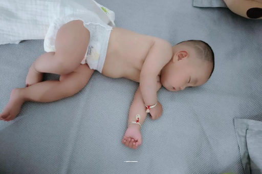 莱州两个月宝宝肚子胀气